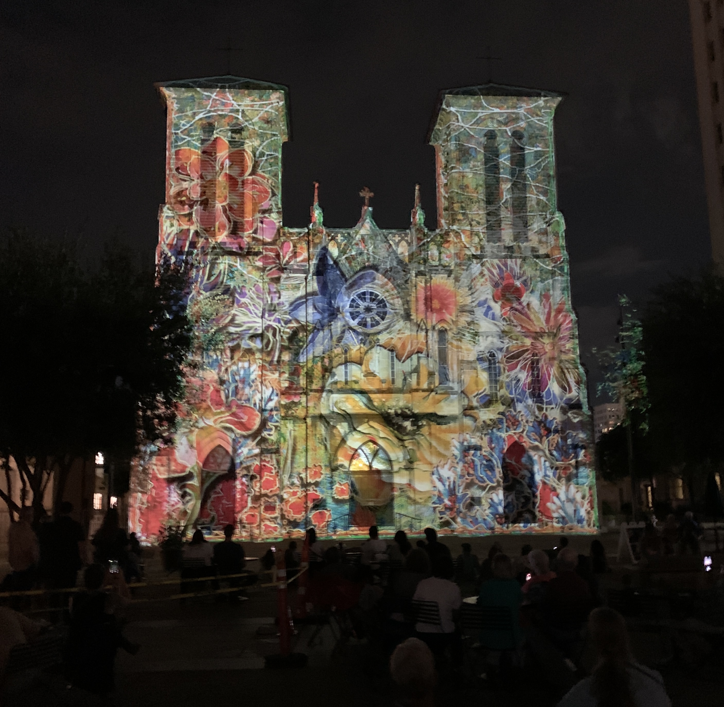 The Saga проєктується на собор Сан-Фернандо в San Antonio