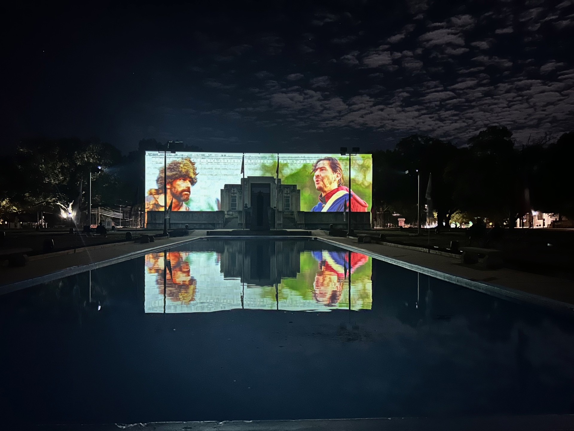 Texas Legacy in Lights wyświetlany w nocy na Gonzales Memorial Museum